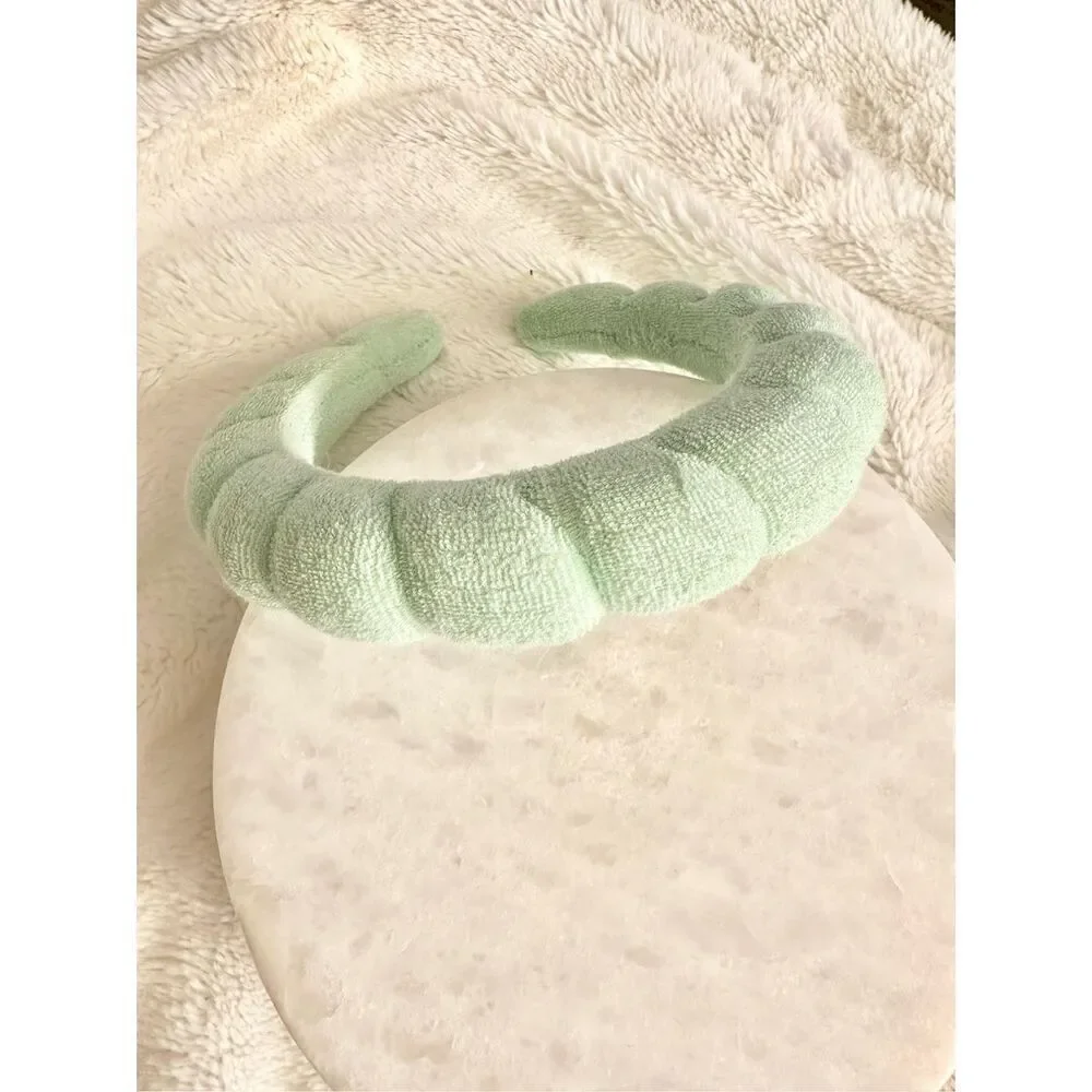 A terrycloth puffer band for your skin-care routine